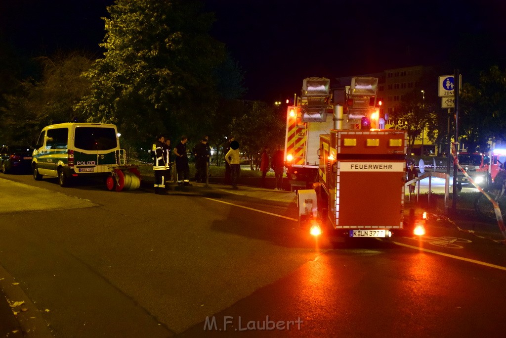 Einsatz BF Messerstecherei Koeln Neustadt Nord Eberplatz Platzmitte P031.JPG - Miklos Laubert